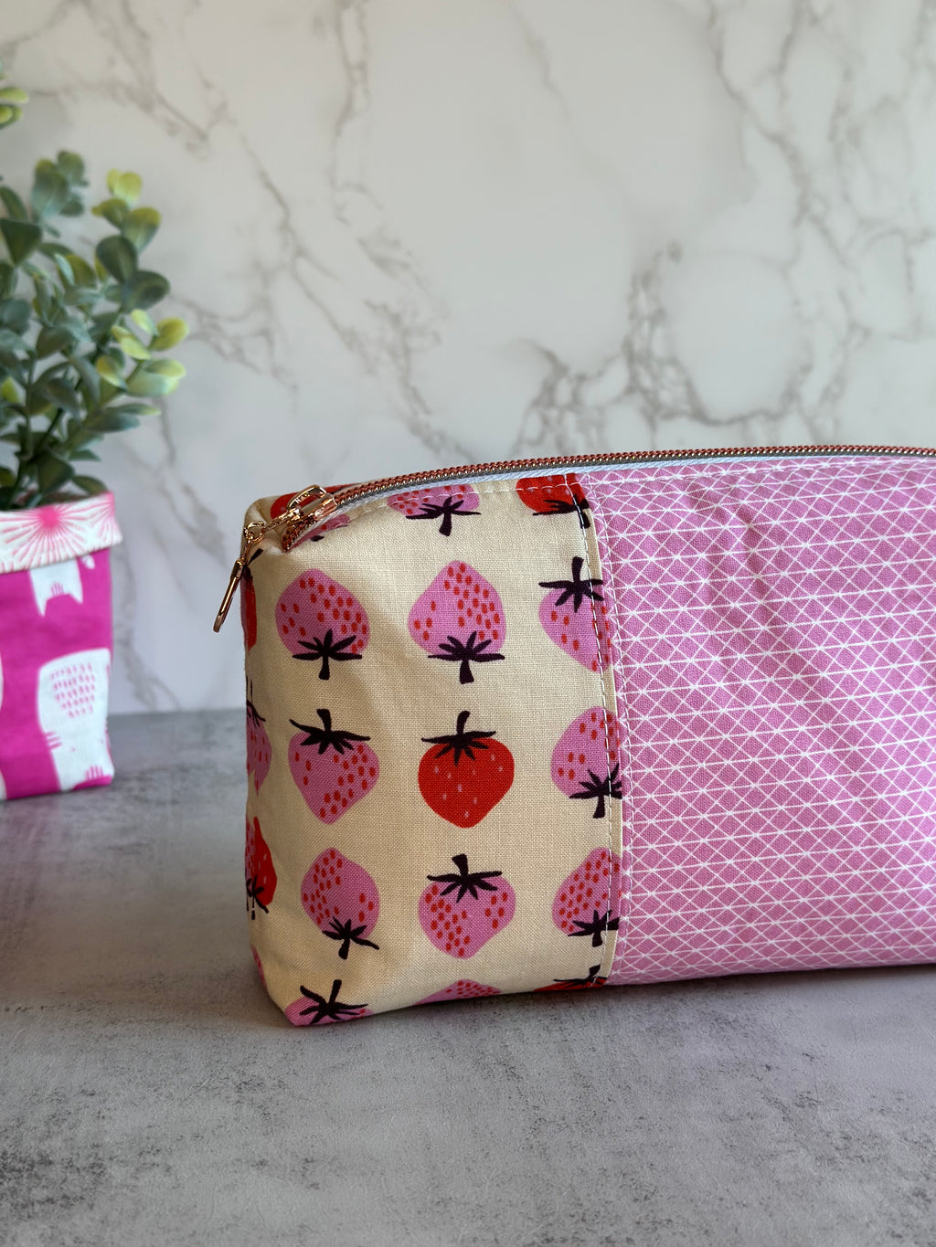 Boxy Pouch - Strawberries