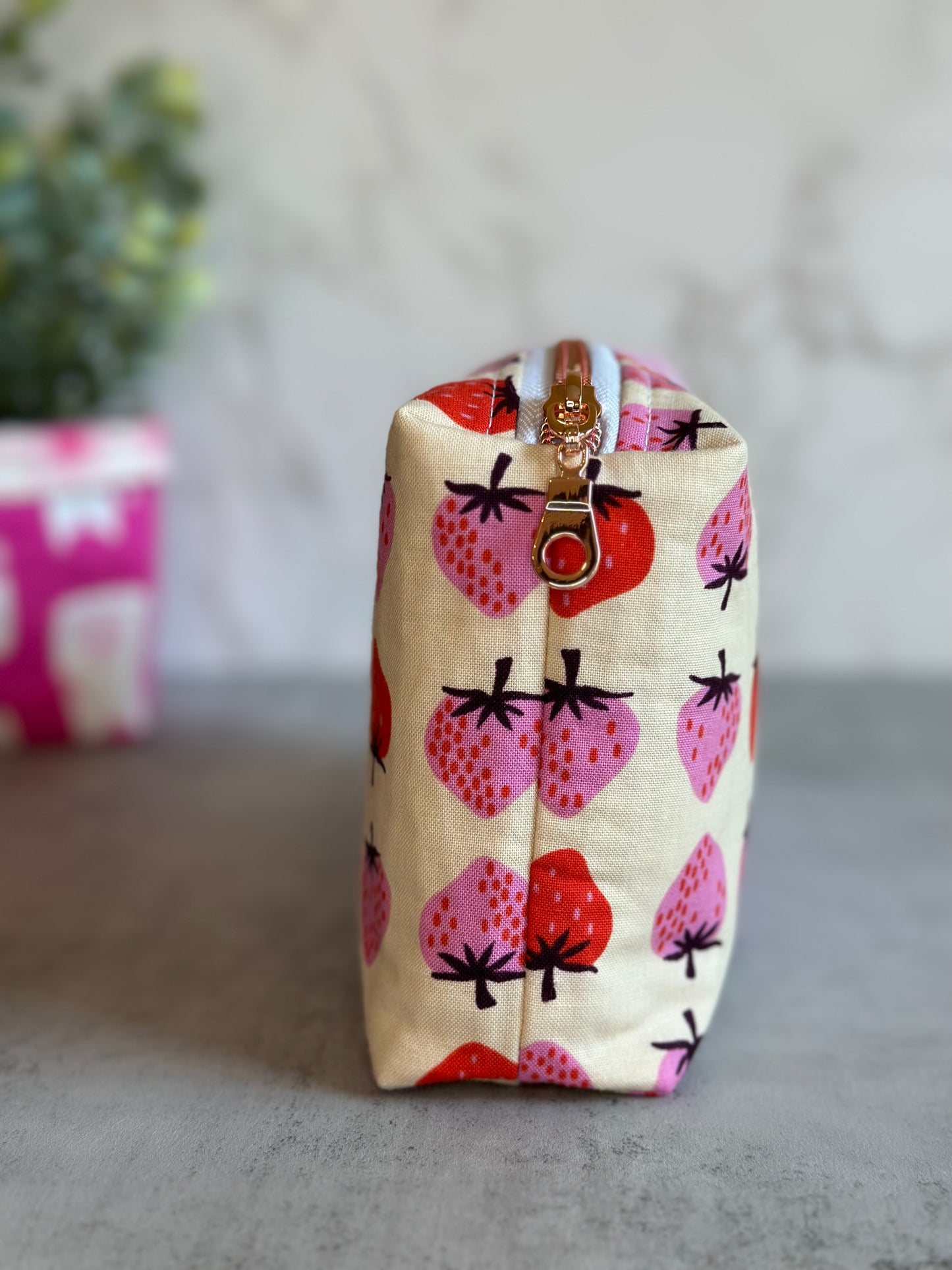 Boxy Pouch - Strawberries