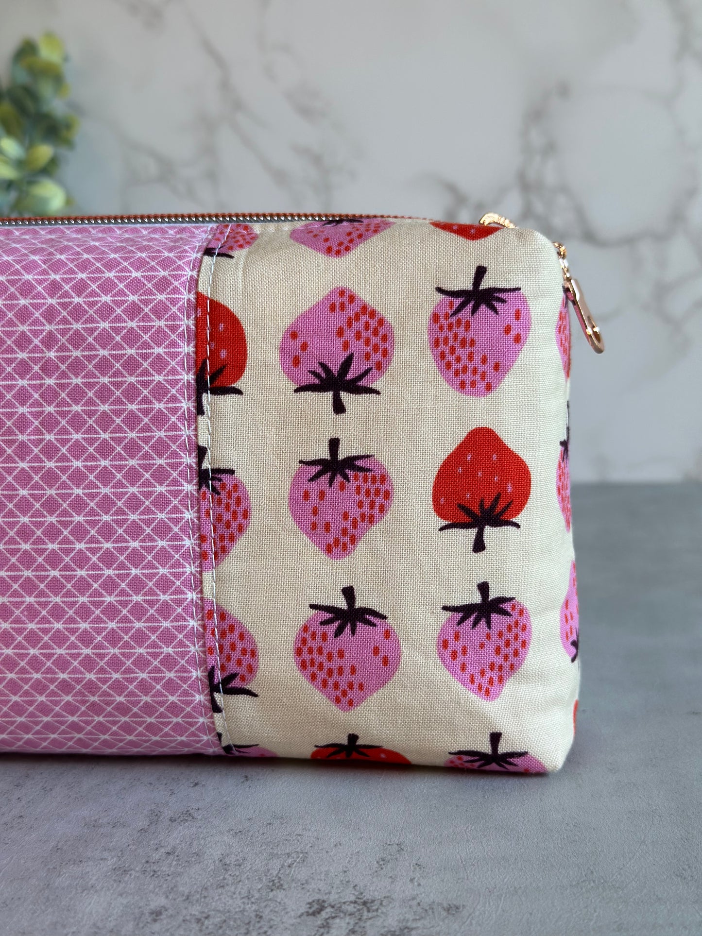 Boxy Pouch - Strawberries