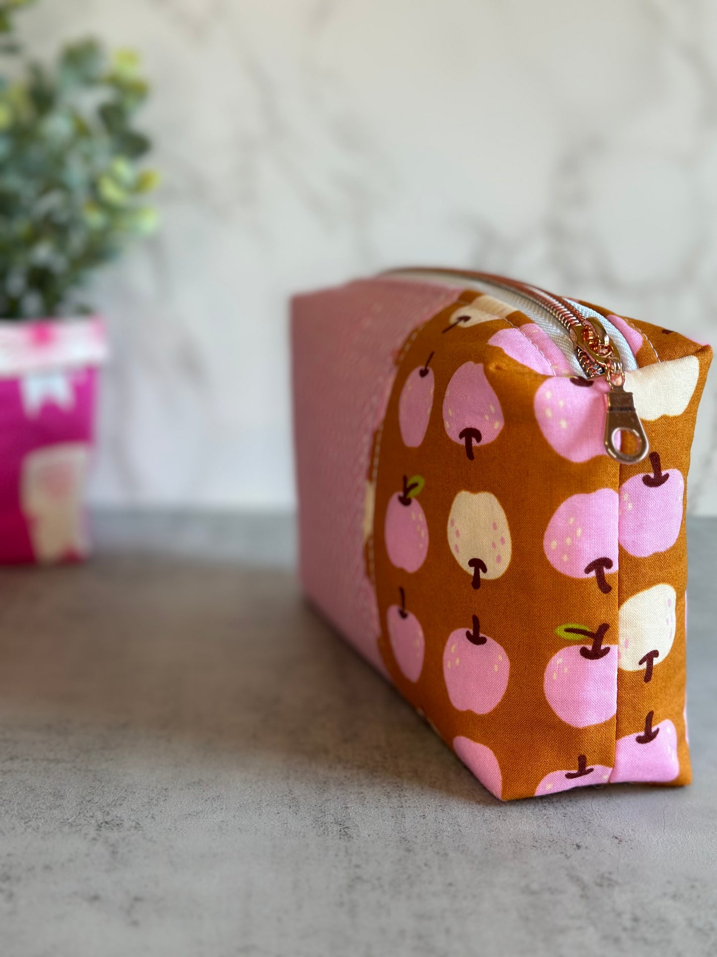 Boxy Pouch - Them Apples in Caramel