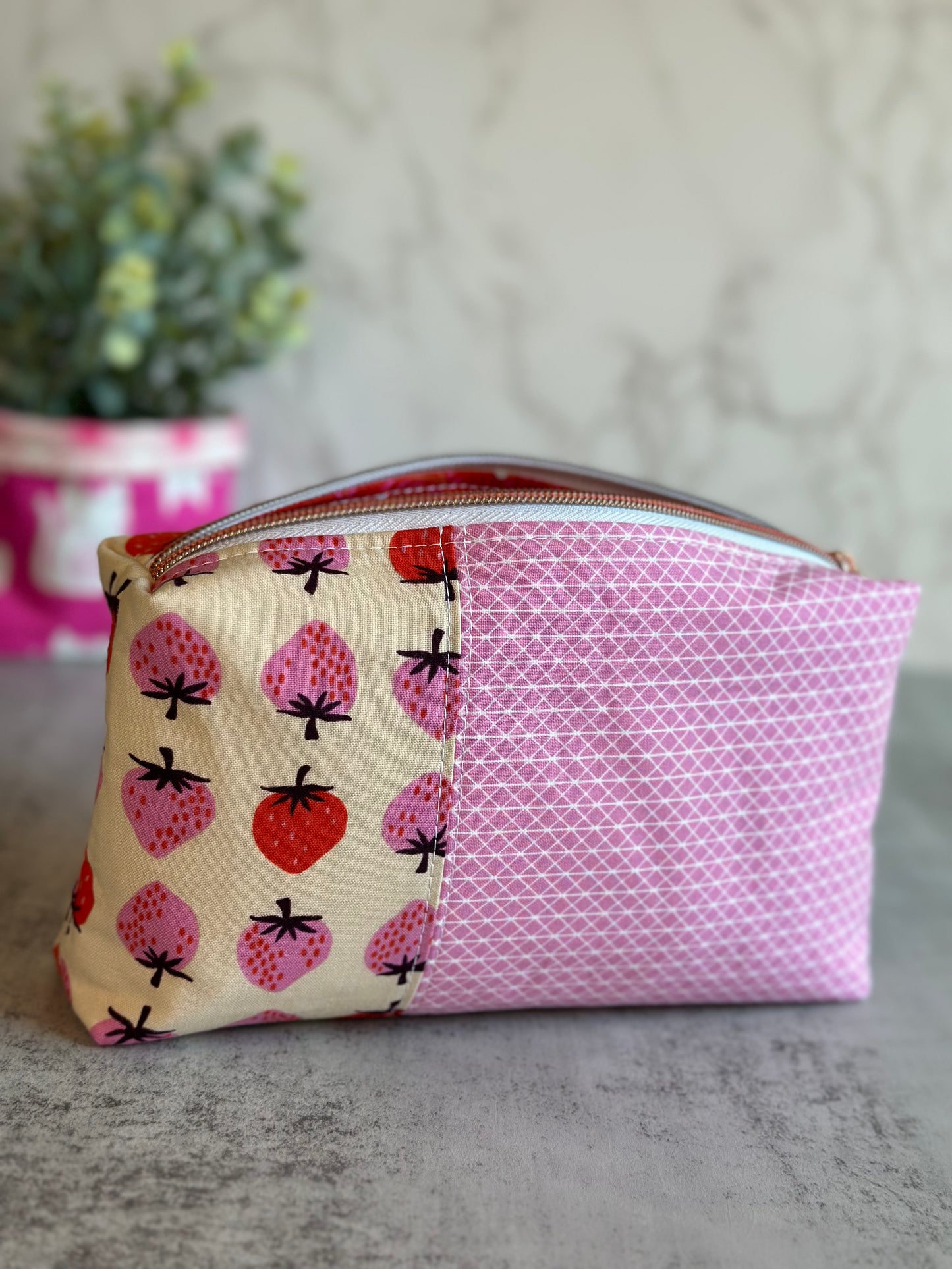 Boxy Pouch - Strawberries