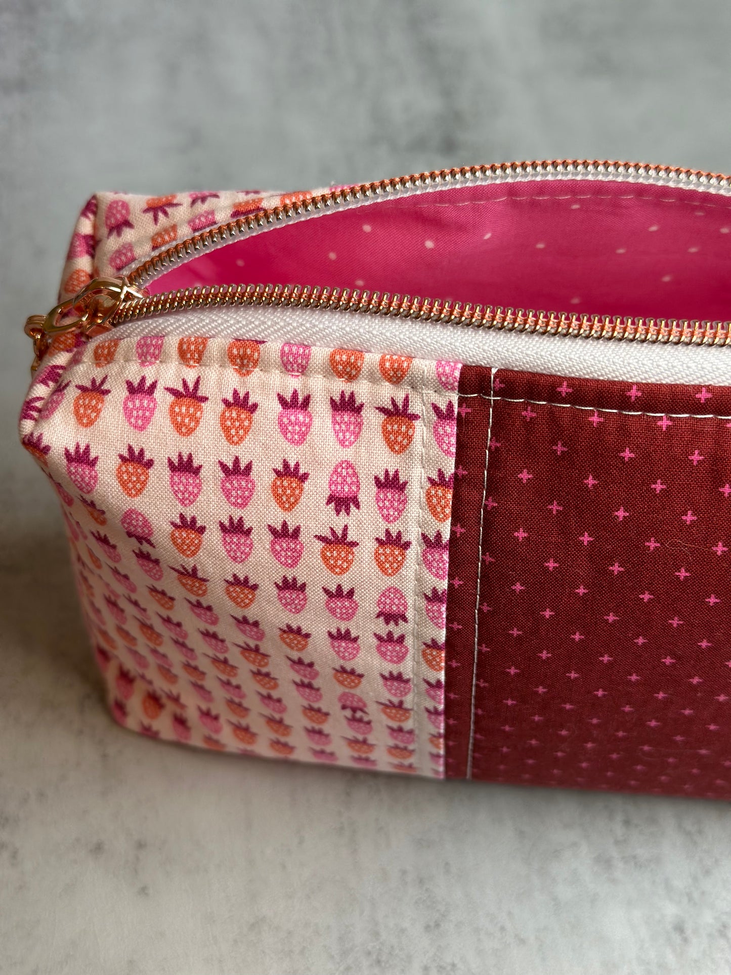 Boxy Pouch - Mini Strawberries