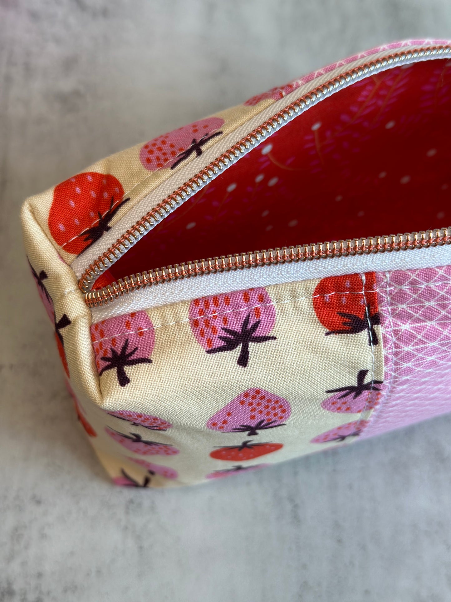 Boxy Pouch - Strawberries