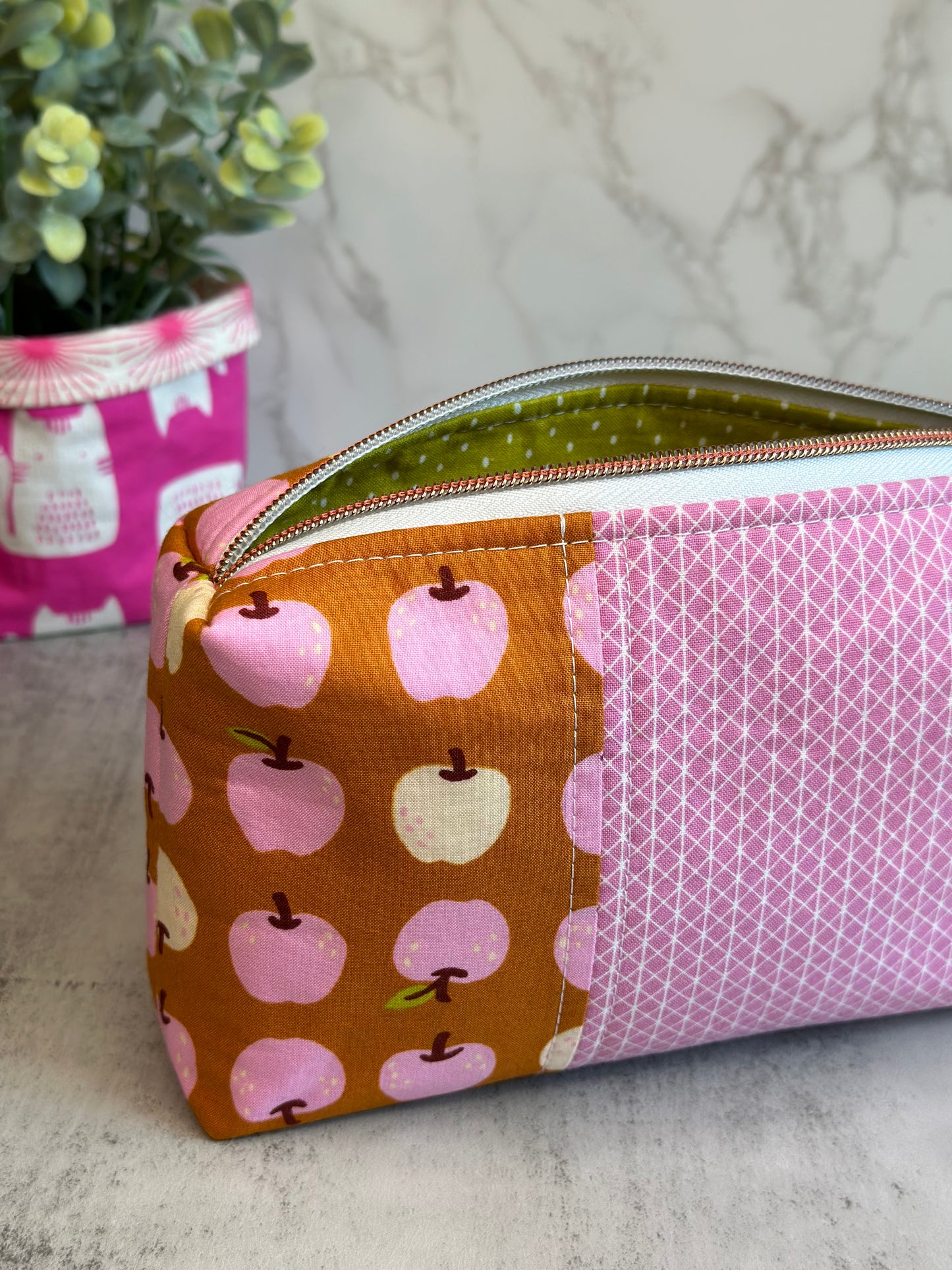 Boxy Pouch - Them Apples in Caramel