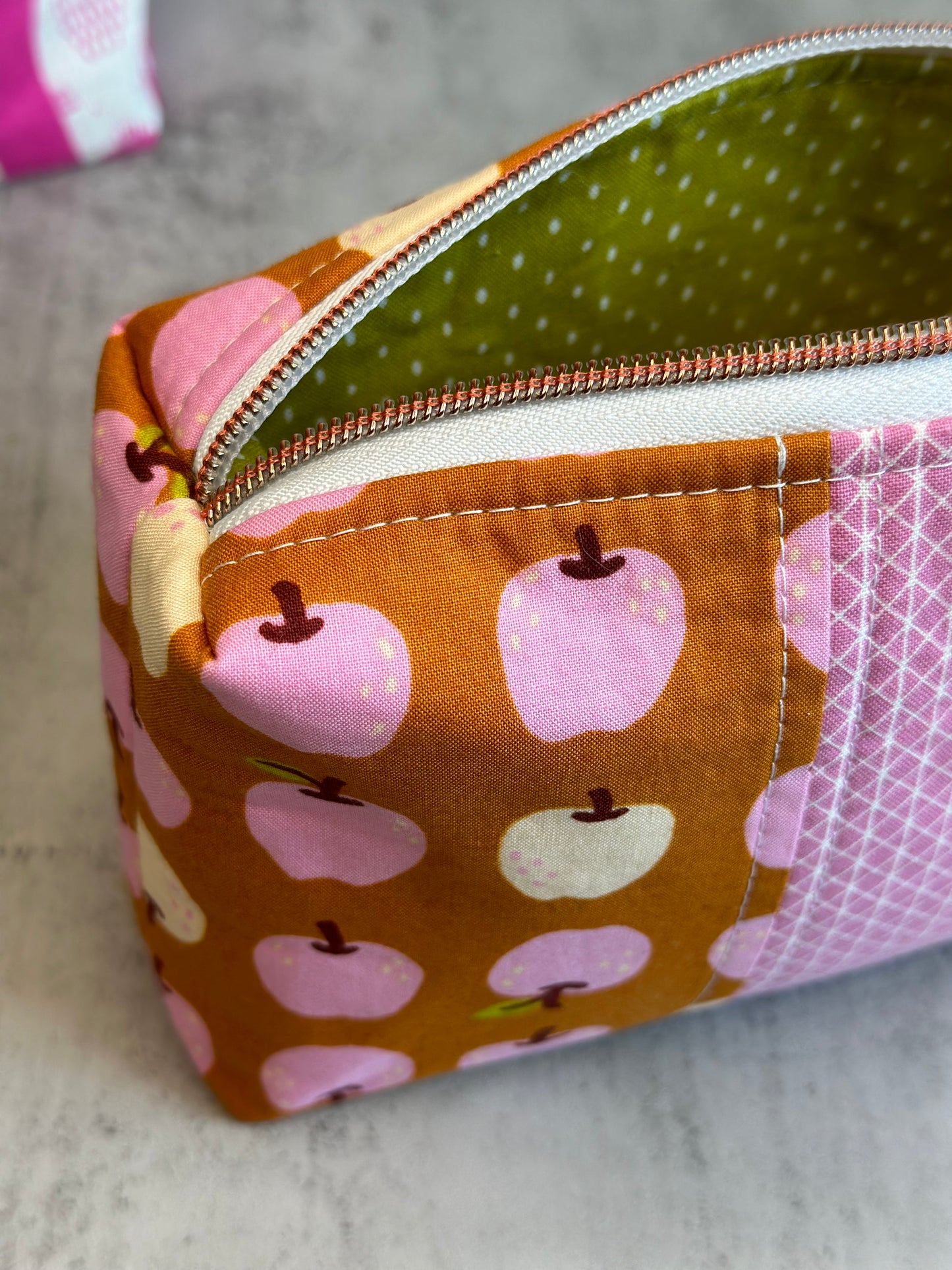 Boxy Pouch - Them Apples in Caramel