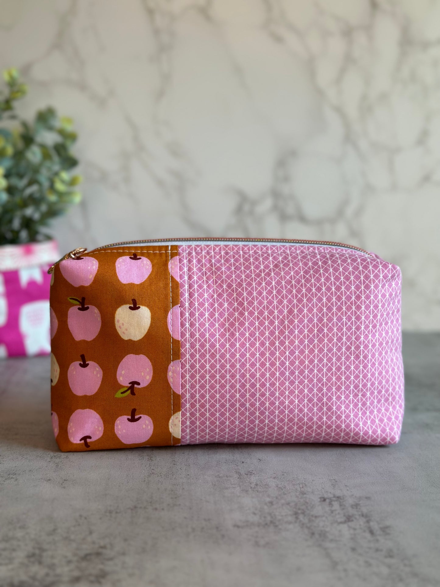 Boxy Pouch - Them Apples in Caramel